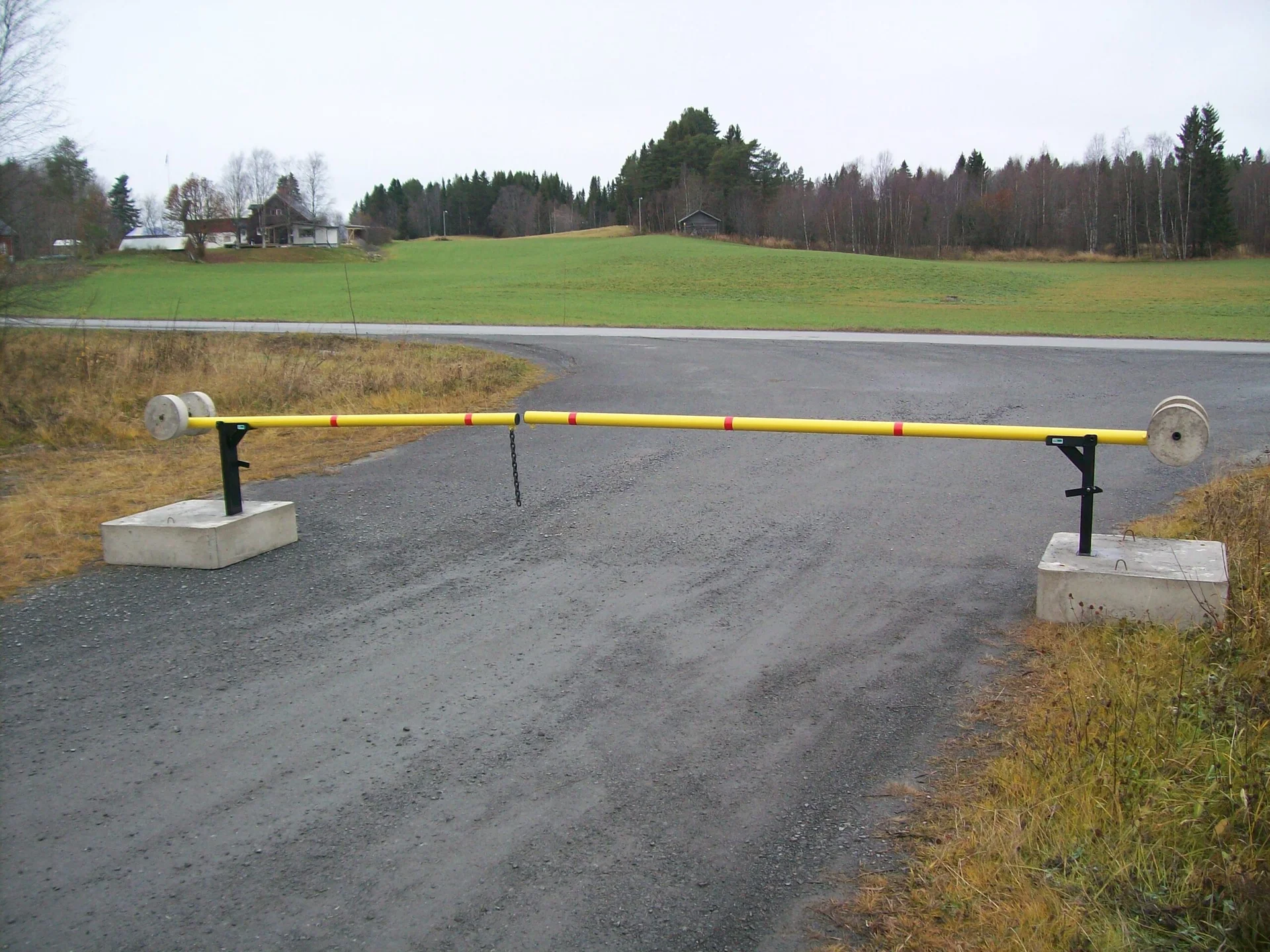 Portabel vägbom monterad vid väg